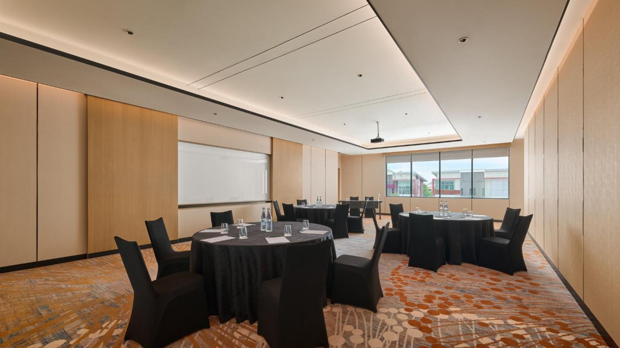Holiday Inn & Suites Penang Prai By Ihg Букит-Мертаджам Экстерьер фото